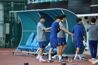 훈련 앞두고 대화 나누는 손흥민과 김도훈 임시 감독