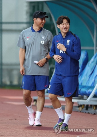 훈련 앞둔 이강인과 김도훈 임시 감독