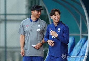 훈련 앞둔 이강인과 김도훈 임시 감독