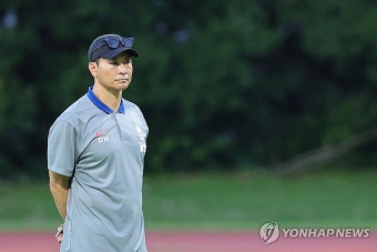 훈련 지켜보는 김도훈 임시감독