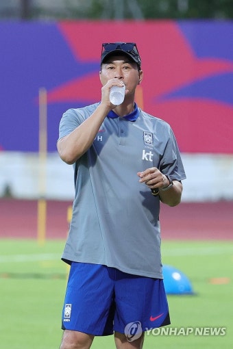 물 마시는 김도훈 임시감독