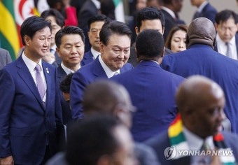 [한-아프리카 정상회의] 한-아프리카 정상회의 개회식 입장해 인사하는 윤 대통령