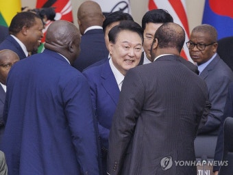 [한-아프리카 정상회의] 한·아프리카 정상회의 입장해 인사하는 윤석열 대통령