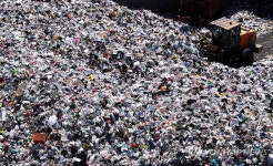 플라스틱 재활용 쓰레기 처리로 분주한 자원순환센터