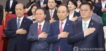 국기에 경례하는 황우여 비대위원장과 추경호 원내대표