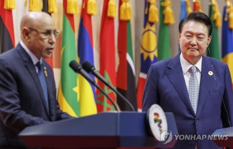 [한-아프리카 정상회의] 정상회의 공동언론발표 듣는 윤석열 대통령