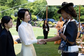 [한-아프리카 정상회의] 김건희 여사, 말라위 정상 배우자와 인사