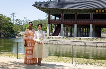 [한-아프리카 정상회의] 김건희 여사, 시에라리온 정상 배우자와 기념촬영