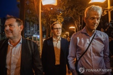 과거 톈안먼 추모집회장소 거닌 홍콩 서방외교관들…中에 '저항'
