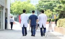 이동하는 의료진들