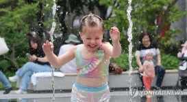 한낮 더위 피해 시원한 분수대로