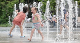 한낮 더위 피해 시원한 분수대로