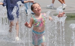 한낮 더위 피해 시원한 분수대로