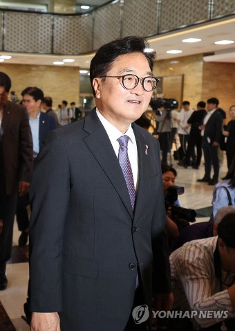 본회의장 들어가는 우원식 국회의장 후보