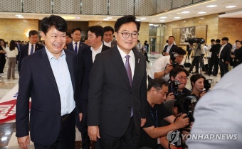 본회의장 들어가는 우원식 국회의장 후보