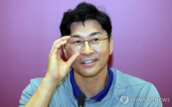 기자회견 하는 김도훈 임시 감독