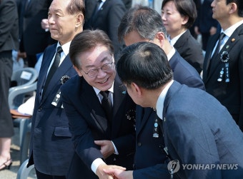 악수하는 이재명 대표와 최상목 부총리