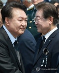 현충일 추념식, 여야 정치인과 인사하는 윤석열 대통령