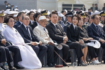 참전유공자와 영상 보며 대화하는 윤석열 대통령 부부