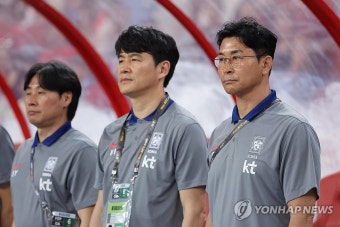 경기 시작 기다리는 김도훈 임시 감독