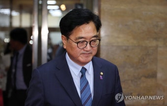 무거운 표정의 우원식 국회의장