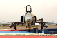 F-4팬텀 퇴역식 축하 비행하는 F-35A 스텔스 전투기