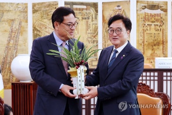 윤 대통령 축하난 받는 우원식 국회의장