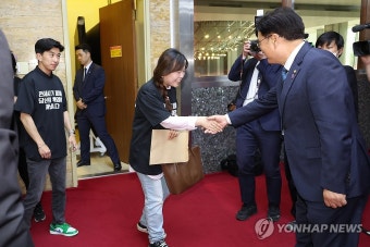 전세사기 피해자 맞이하는 우원식 의장