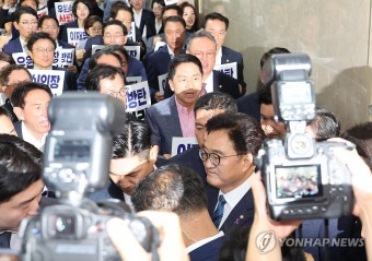 여당 사퇴 촉구 속에 본회의장 향하는 우원식 의장