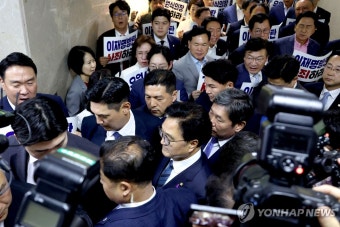 여당 사퇴 촉구 속에 본회의장 향하는 우원식 의장