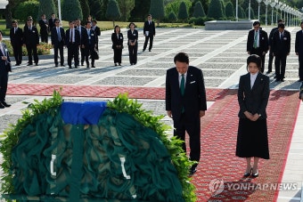 윤석열 대통령 부부, 투르크 독립기념탑 헌화 뒤 묵념