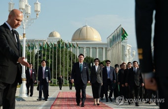 윤석열 대통령 부부, 투르크 독립기념탑 방문