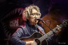 다섯손가락 이두헌 기타 하나로 가식없이 차밭에서도 공연하죠