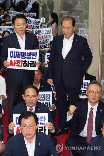 국회의장 사퇴 촉구 항의집회 참석한 황우여 비대위원장