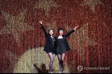 아이비-윤공주의 데칼코마니 같은 무대