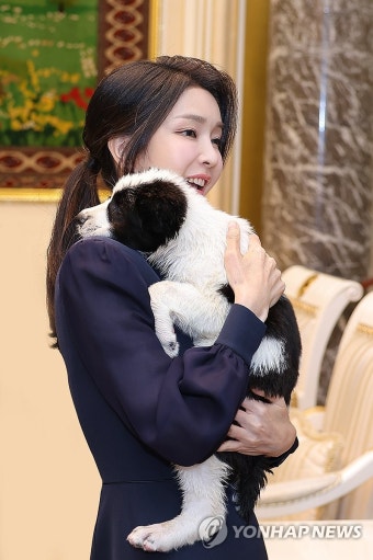 투르크 국견 알라바이와 안아보는 김건희 여사