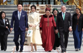 투르크 최고지도자 부부 환송받는 윤석열 대통령 부부