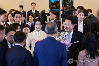 윤석열 대통령 부부, 카자흐스탄 고려인 동포·재외국민 초청 간담회 참석자와 인사