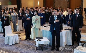 윤석열 대통령 부부, 카자흐스탄 고려인 동포·재외국민 초청 간담회 국민의례
