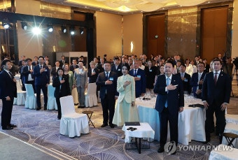 윤석열 대통령 부부, 카자흐스탄 고려인 동포·재외국민 초청 간담회 국민의례