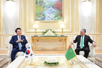투르크 최고지도자와 환담하는 윤석열 대통령