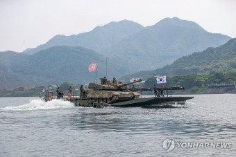 K2전차 도하시키는 자주도하장비 '수룡'