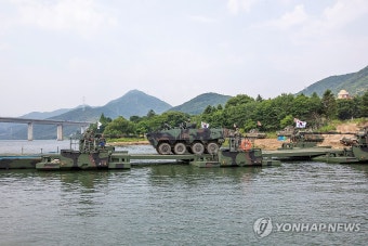육군, 한국형 자주도하장비 수룡 전력화 행사 실시