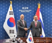 악수하는 카를로스 페레이라 쿠바 외교부 양자총국장과 정병원 외교부 차관보