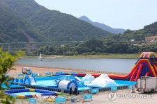 소양강 옆에 들어선 대형 물놀이장