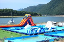 소양강 옆에 들어선 대형 물놀이장