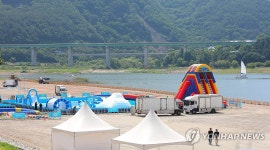 소양강 옆에 들어선 대형 물놀이장