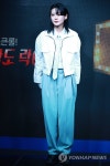 포즈 취하는 윤민