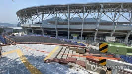 전국체전 4개월 앞두고 공사 중인 김해종합운동장
