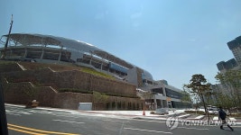 전국체전 4개월 앞두고 여전히 공사중인 김해종합운동장